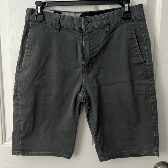 2x Volcom Gray and Black Crown Blk Men's Bermuda Chino Shorts Sz 28 Cotton Blend - Picture 2 of 7